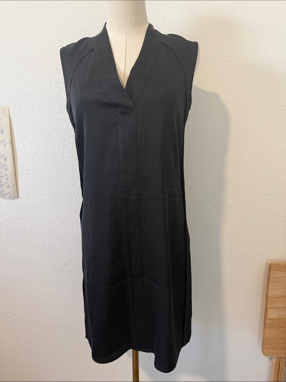 Theory Black Sleeveless V-Neck Shift Dress Size 4 100% Silk